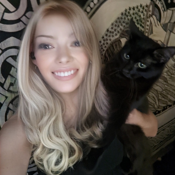 Meet your Posher, Debbee - Picture 2 of 13